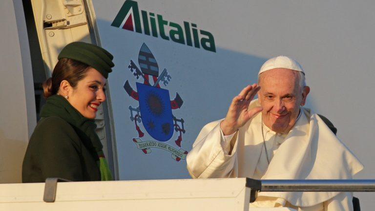 El Papa llega a Chile y lo reciben con protestas