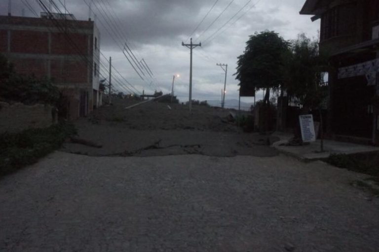 Se desborda el río Taquiña en Cochabamba e inunda Tiquipaya