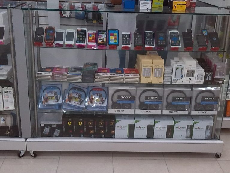 Policía denuncia que existen 60 puntos de compra y venta ilegal de celulares en Sucre