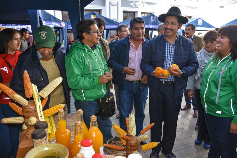 Gobernador de Chuquisaca entrega equipamiento a institutos tecnológicos