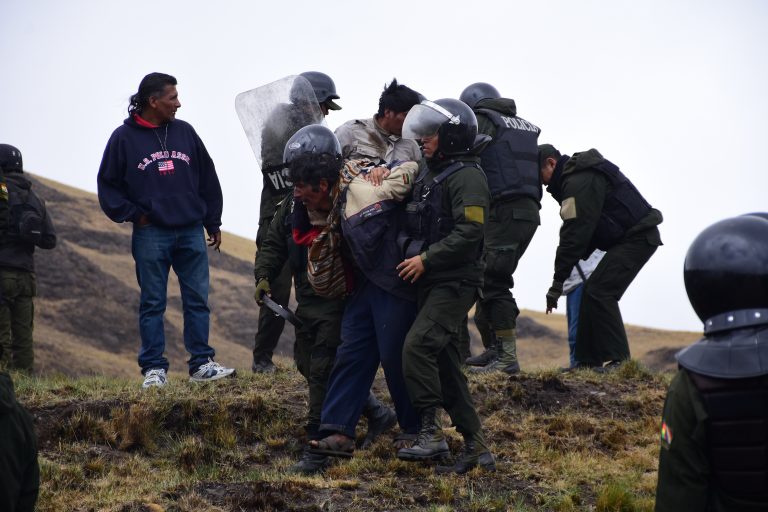 Enfrentamiento entre policías y pobladores en Cochabamba deja 15 heridos y 4 arrestados