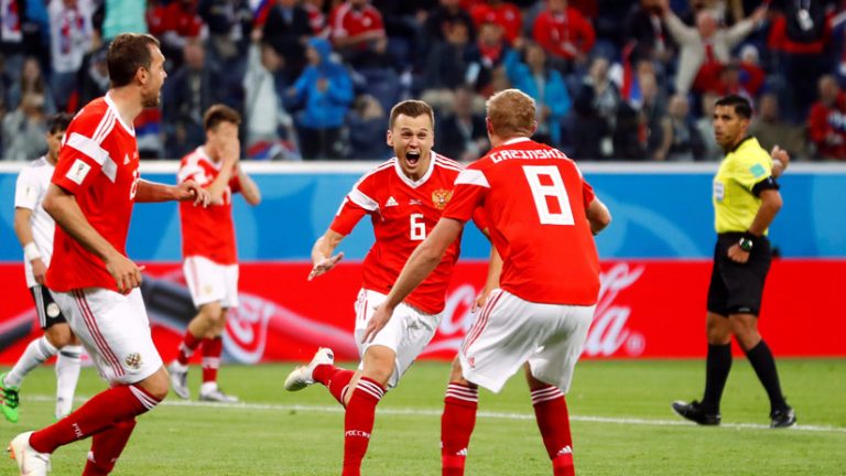 Rusia pasa a octavos de final y Egipto es el primer eliminado de la copa mundial