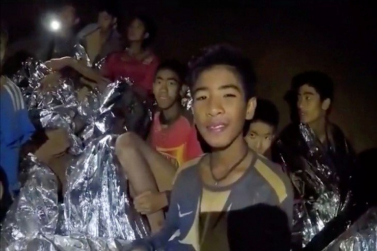 Rescatan con éxito a los 12 niños de la cueva en Tailandia