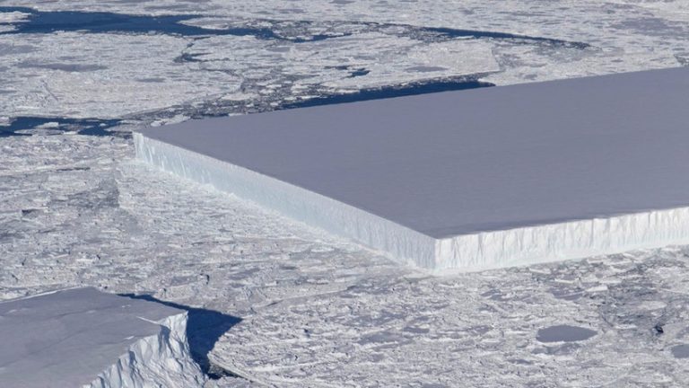 Hallan un extraño iceberg perfectamente rectangular