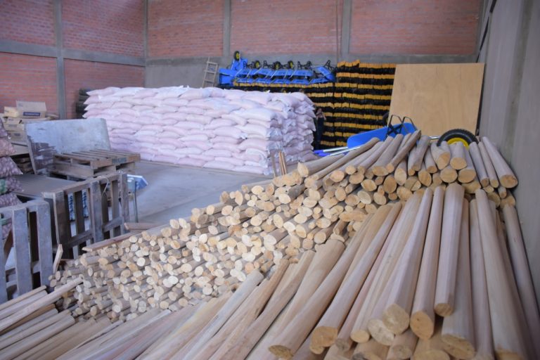Gobernación entrega semillas y herramientas a damnificados de Chuquisaca