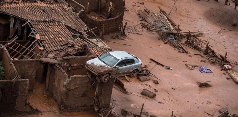 Brasil: cedió una represa con desechos minerales, el lodo arrasó con un pueblo y hay 300 desaparecidos
