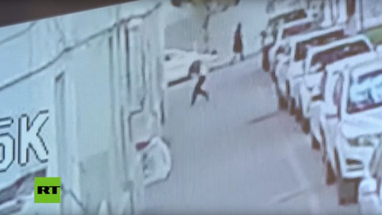 Chino salvó a un bebé que cayó desde un 5º piso