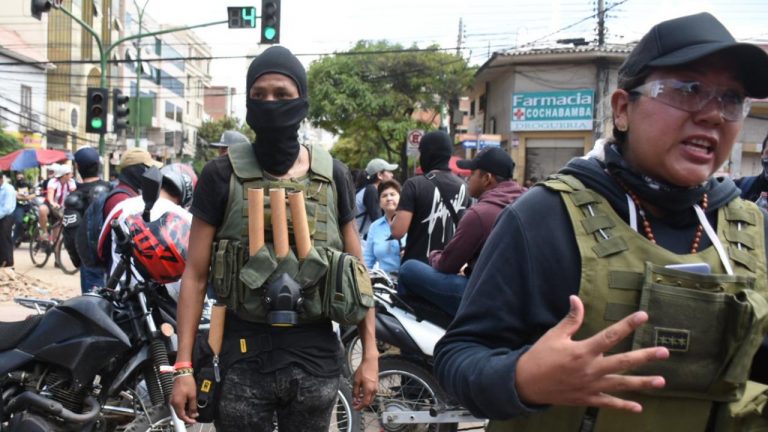 Policía dispuestos a detener a miembros de la resistencia en Cochabamba