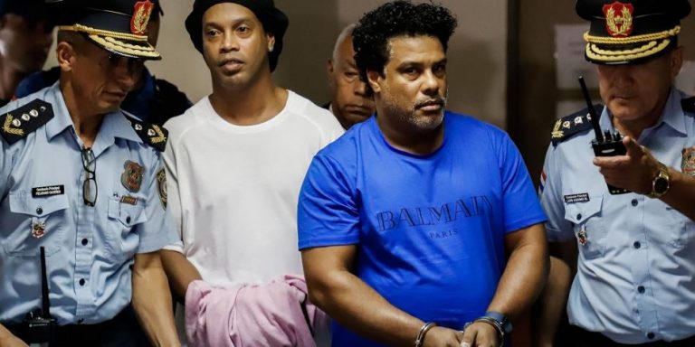 Niegan prisión domiciliaria a Ronaldinho en Paraguay