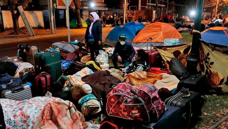 Unos 400 bolivianos acampan en afueras del Consulado en Chile piden regresar al país