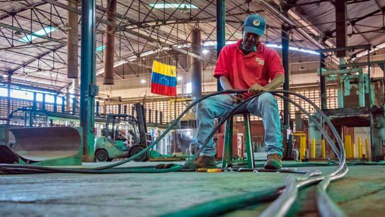 Un ‘ejército’ de obreros recupera empresas paralizadas en Venezuela con trabajo voluntario