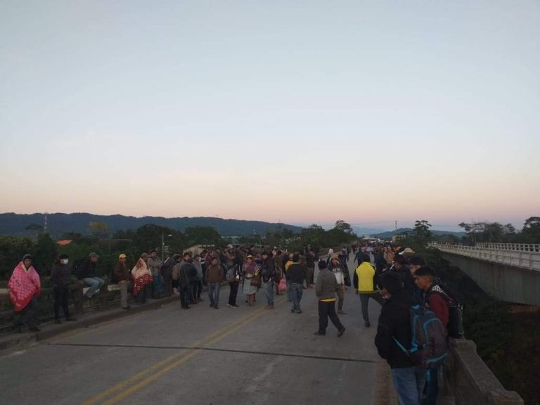Bloqueo de caminos se masifica en el eje central del país