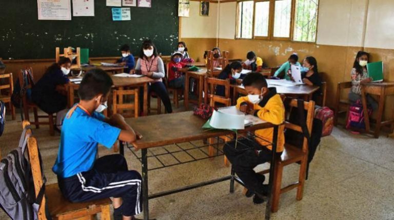 Padres de familia ambientan escuelas para el inicio de clases