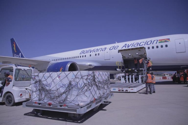 Llegaron a Bolivia las segundas dosis de la vacuna Sputnik V y ya empezaron a distribuir a los departamentos