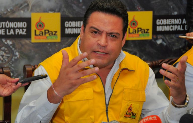 Fiscalía emite orden de aprehensión contra Luis Revilla