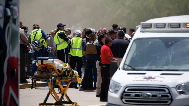 21 muertos entre ellos 18 niños en una escuela primaria de Texas EEUU