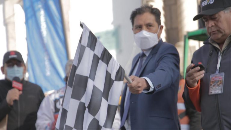 MINISTRO DE SALUD LEVANTA LA BANDERA A CUADROS DEL CIRCUITO OSCAR CRESPO SUCRE