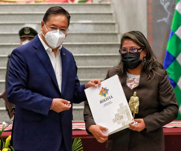 𝗣𝗿𝗲𝘀𝗶𝗱𝗲𝗻𝘁𝗲 𝗟𝘂𝗶𝘀 𝗔𝗿𝗰𝗲 𝗿𝗶𝗻𝗱𝗲 𝗵𝗼𝗺𝗲𝗻𝗮𝗷𝗲 𝘆 𝗲𝗻𝘁𝗿𝗲𝗴𝗮 𝗱𝗶𝘀𝘁𝗶𝗻𝗰𝗶𝗼𝗻𝗲𝘀 𝗮 𝗽𝗿𝗼𝗳𝗲𝘀𝗼𝗿𝗲𝘀 𝗺𝗲𝗿𝗶𝘁𝗼𝗿𝗶𝗼𝘀 𝗲𝗻 𝗲𝗹 𝗗í𝗮 𝗱𝗲𝗹 𝗠𝗮𝗲𝘀𝘁𝗿𝗼