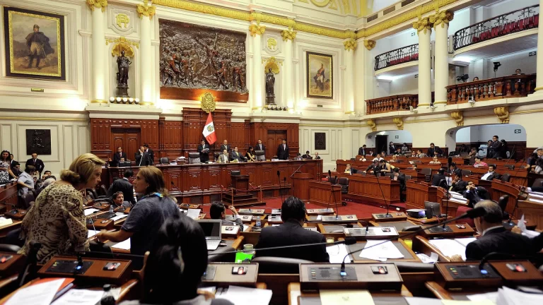 El Congreso de Perú aprueba adelantar las elecciones generales y movilizados rechazan la fecha