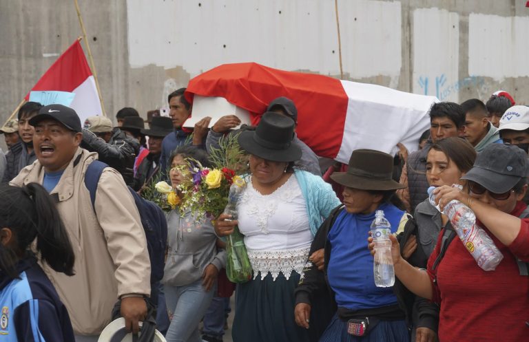 Protestas en Perú: siguen los bloqueos en el interior y más descontentos van a Lima