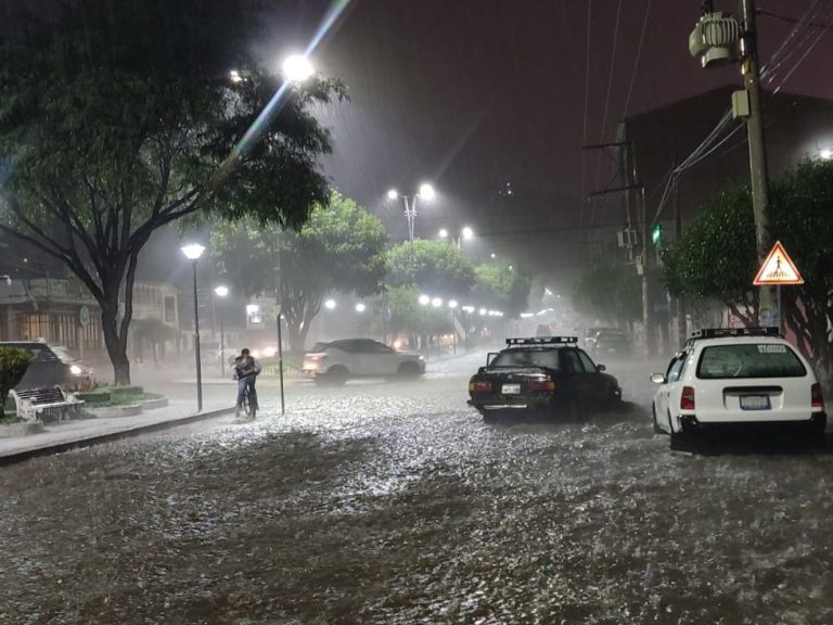 Senamhi emite alerta naranja por lluvias y tormentas eléctricas para siete departamentos