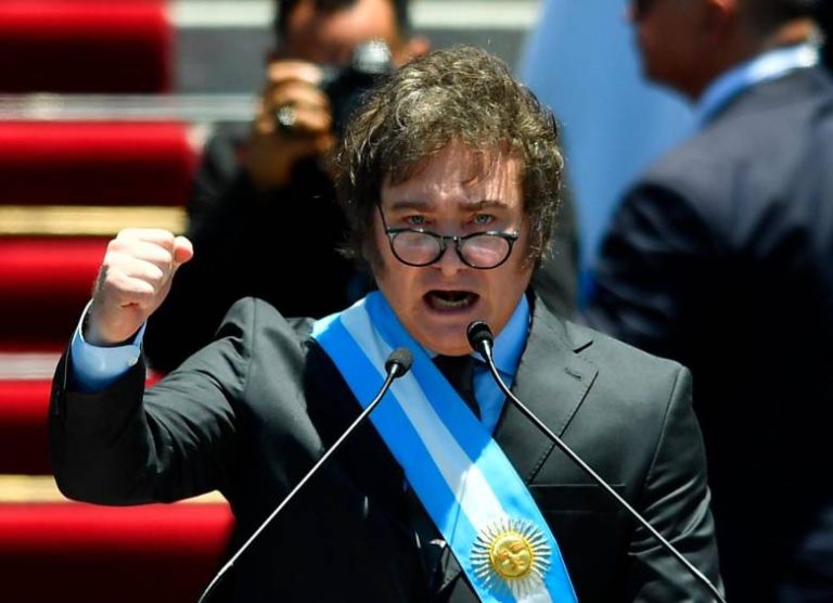 Las primeras medidas de gobierno de Milei fue devaluar a cifras históricas la moneda argentina