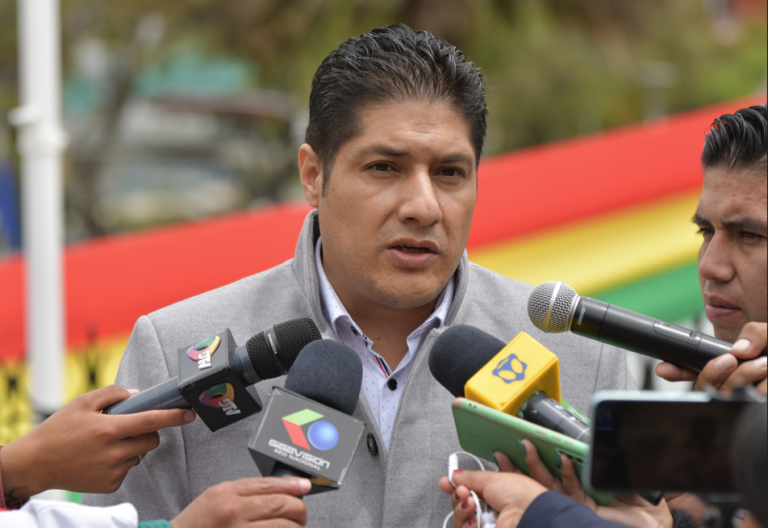 Ministro Alan Lisperguer llama hipócritas ambientalistas a políticos de la oposición